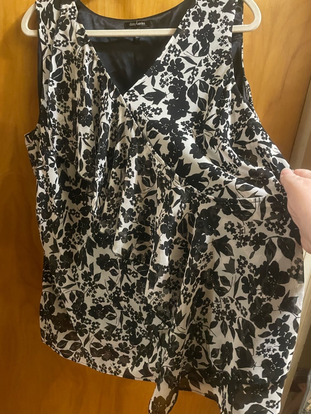 Daisy Fuentes Black & White Floral Draped V-Neck Sleeveless Wrap Top - Picture 2 of 10